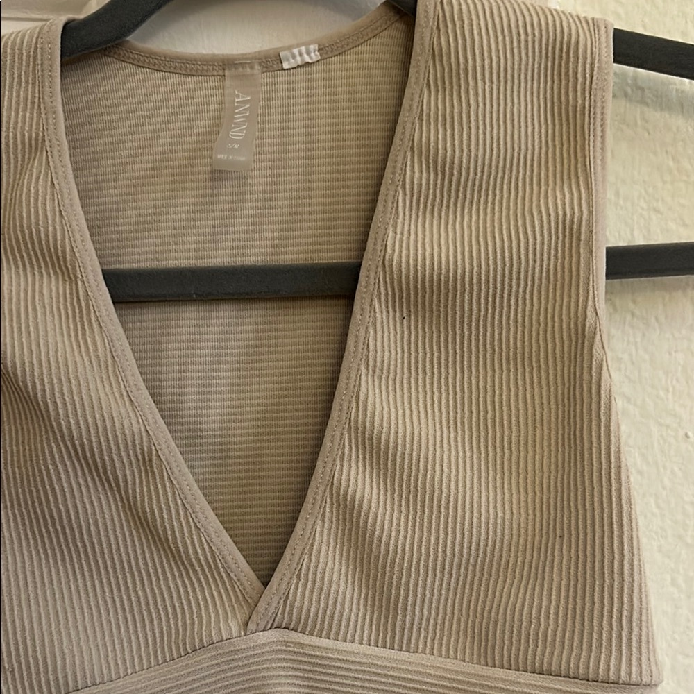 Tan Ribbed V-Neck Crop Top - Picture 3 of 3